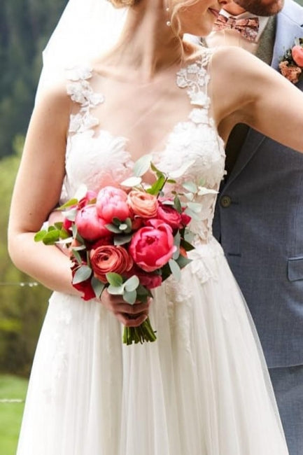 فستان زفاف أبيض بسيط طويل على شكل حرف A بياقة على شكل V بدون أكمام من التول والدانتيل مع فتحة جانبية