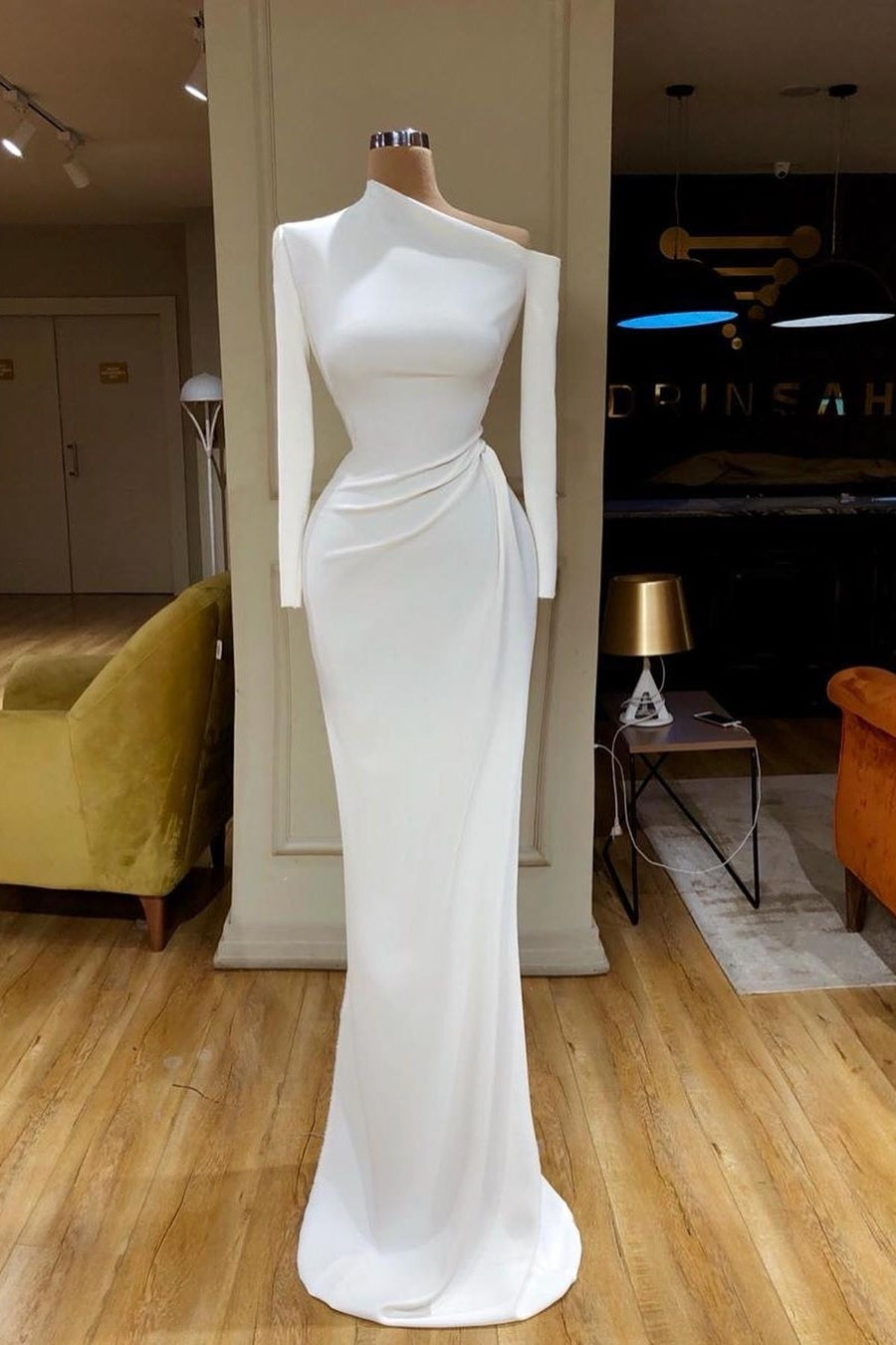 Robe de mariée longue blanche simple en satin style sirène avec manches longues