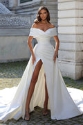 Schlichtes, langes, weißes, schulterfreies Brautkleid mit Schlitz vorne und abnehmbarer Schleppe