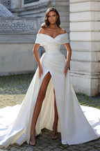 Schlichtes, langes, weißes, schulterfreies Brautkleid mit Schlitz vorne und abnehmbarer Schleppe
