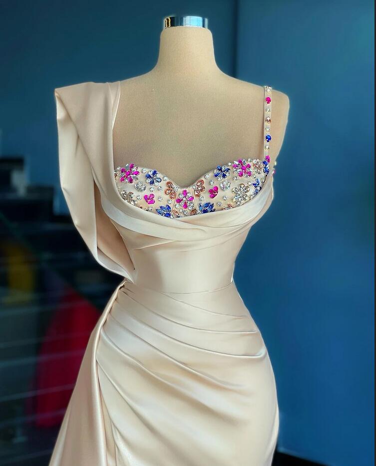 Vestido longo de baile simples com decote coração, cetim e bordados de sereia