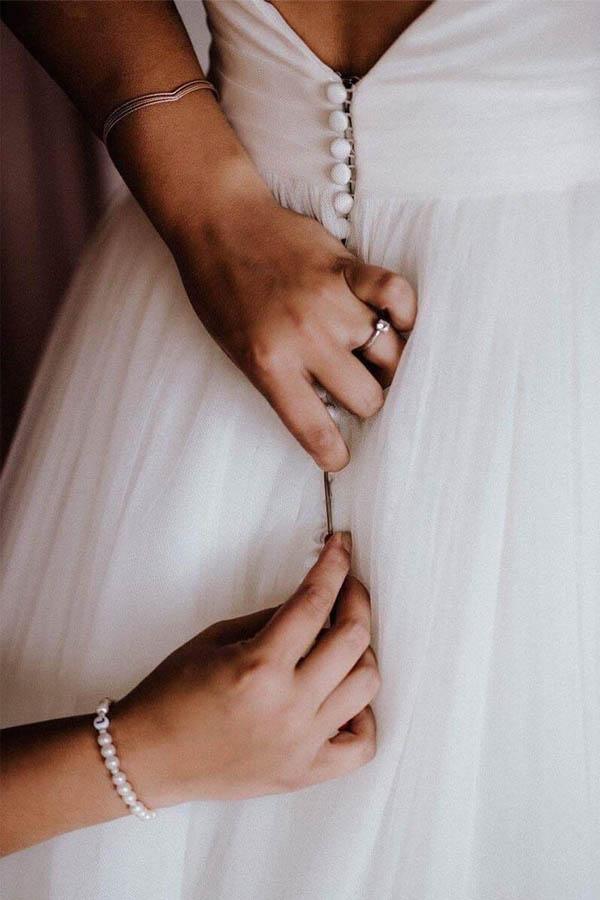 Vestido de novia sencillo y modesto de tul color marfil con espalda descubierta