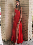 Schlichtes rotes rückenfreies Chiffon-Ballkleid in A-Linie mit Beinschlitz