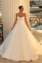 Schlichtes ärmelloses Ballkleid aus Satin mit Spaghettiträgern