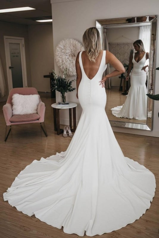 Robe de mariée élégante de plage simple à col en V, jolie sirène avec longue traîne, dos nu séduisant