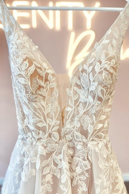 Robes de mariée simples sans manches en dentelle à encolure en V et coupe trapèze