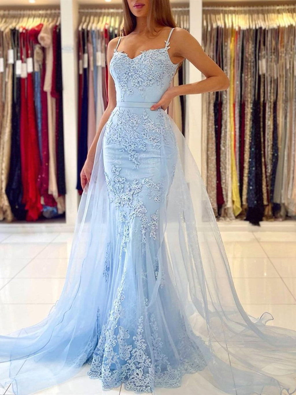 Abito da cerimonia lungo azzurro cielo a sirena con spalline sottili in tulle e pizzo