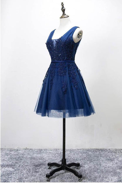 Ärmelloses, kurzes Tüllkleid mit Schnürung und Spitzenapplikationen
