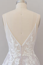 Brautkleid mit Spaghettiträgern, Spitzenapplikationen und Tüll 