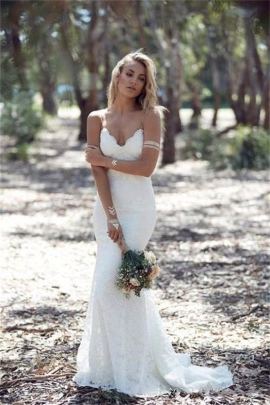 Robe de mariée longue élégante à bretelles spaghetti en dentelle et dos nu avec col en V et traîne 