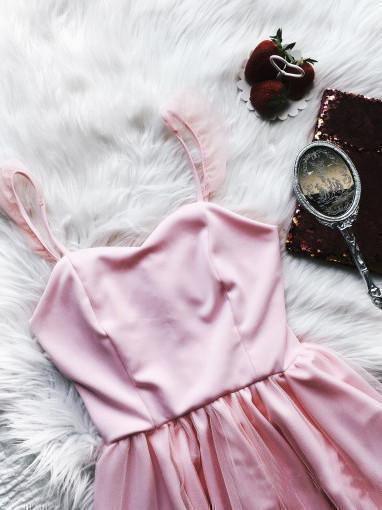 فستان سهرة قصير أحمر بحمالات رفيعة فستان العودة إلى المنزل القصير