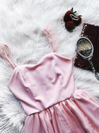 فستان سهرة قصير أحمر بحمالات رفيعة فستان العودة إلى المنزل القصير