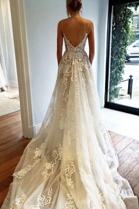Robe de mariée élégante en tulle avec traîne, col en V, fines bretelles spaghetti, jupe courte de plage et dentelle