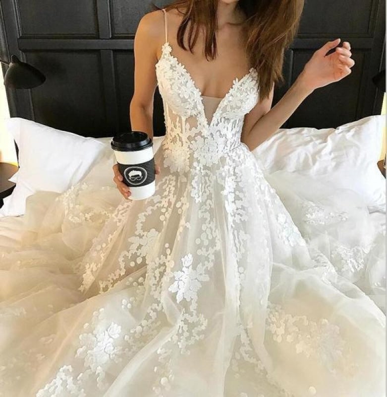 Robe de mariée élégante en tulle avec traîne, col en V, fines bretelles spaghetti, jupe courte de plage et dentelle