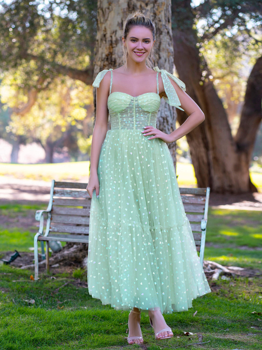 Abito da cerimonia alla caviglia con corsetto, fiocchi, spalline, tulle, cuori scintillanti