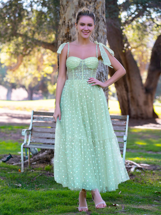 Vestido de fiesta hasta los tobillos con corsé, tirantes de lazo, tul y corazones brillantes