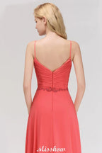 Vestido longo de noite em chiffon com alças finas, corte evasê, sem mangas, com bordados, para dama de honor