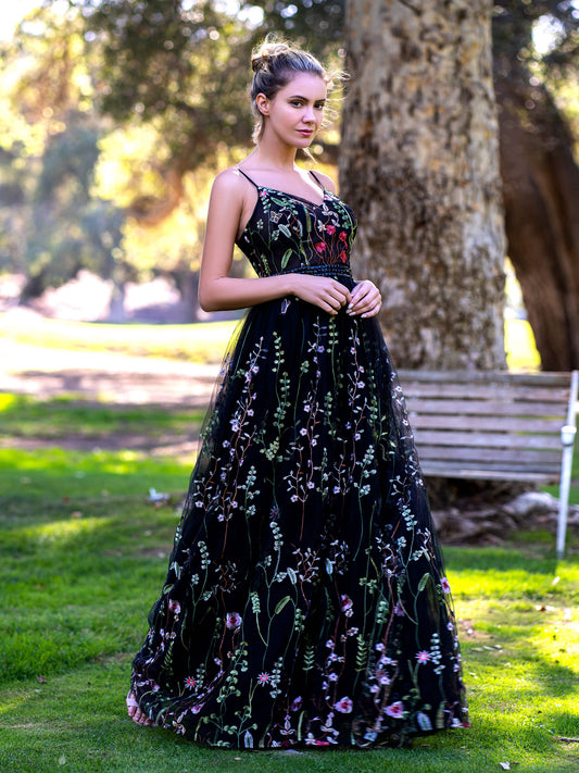 Vestido de fiesta largo hasta el suelo con escote en V, tirantes finos y apliques de tul