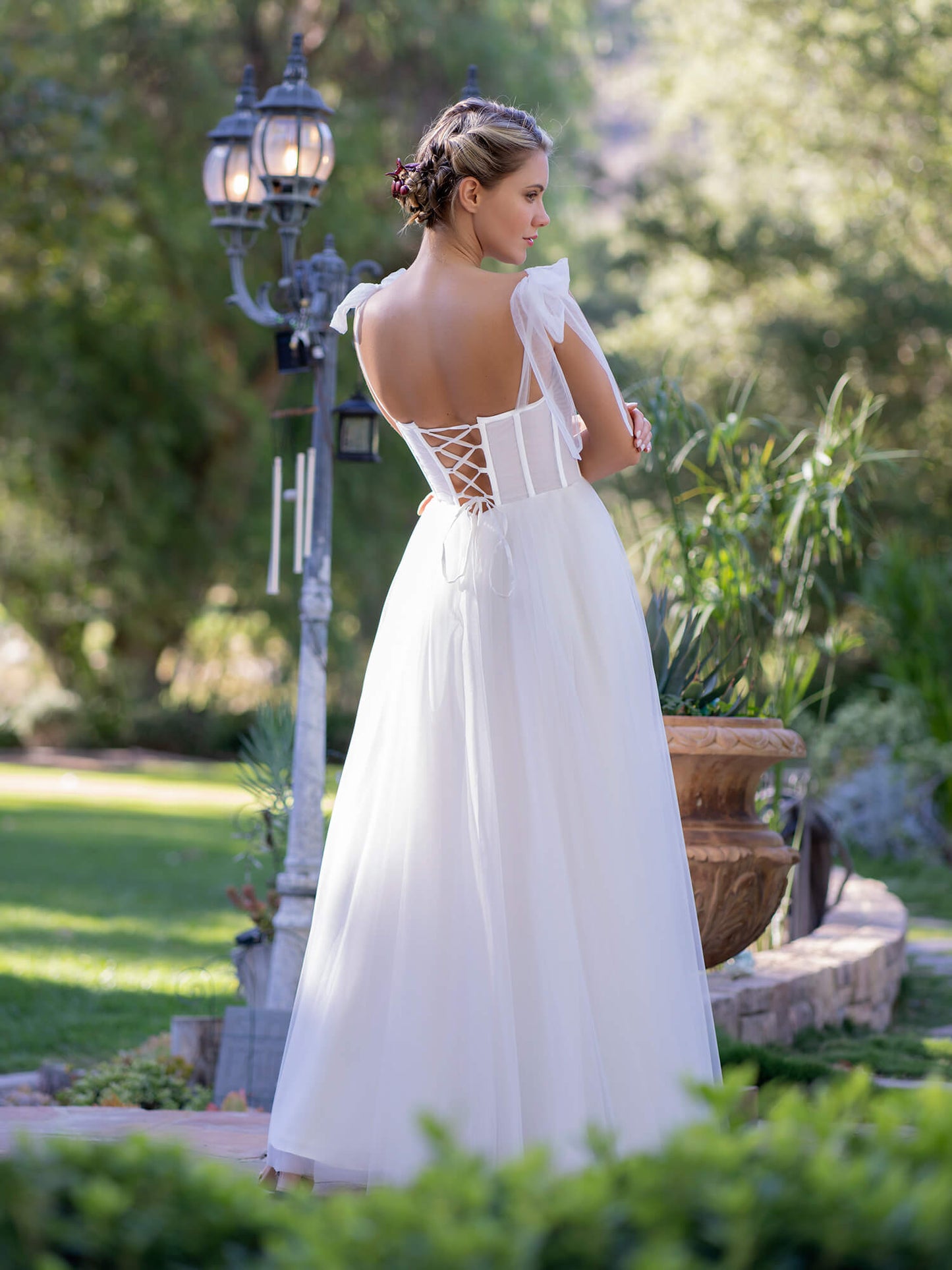Vestido de fiesta largo hasta el suelo con tirantes finos y lazo de tul y corsé