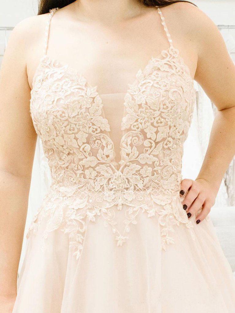Abito da sposa con spalline sottili, scollo a V profondo e effetto vedo-through