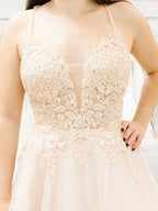 Abito da sposa con spalline sottili, scollo a V profondo e effetto vedo-through