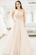 Abito da sposa con spalline sottili, scollo a V profondo e effetto vedo-through