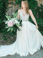 فساتين زفاف ريفية بخط عنق بحمالات رفيعة على شكل حرف A مزينة بالخرز