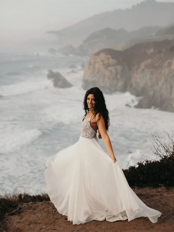 Robes de mariage rustiques à bretelles spaghetti, encolure en V, coupe trapèze avec perles