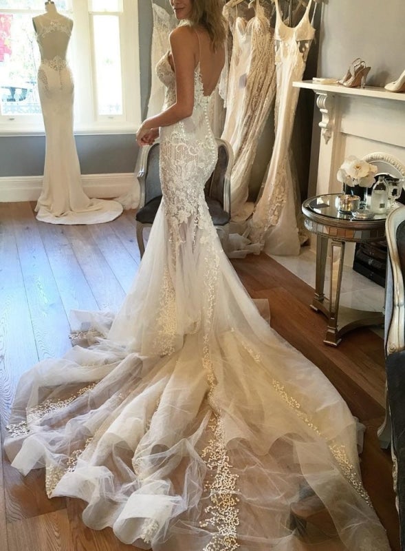 Robe de mariée élégante en tulle à décolleté en V avec bretelles spaghetti et appliqué de sirène délicate