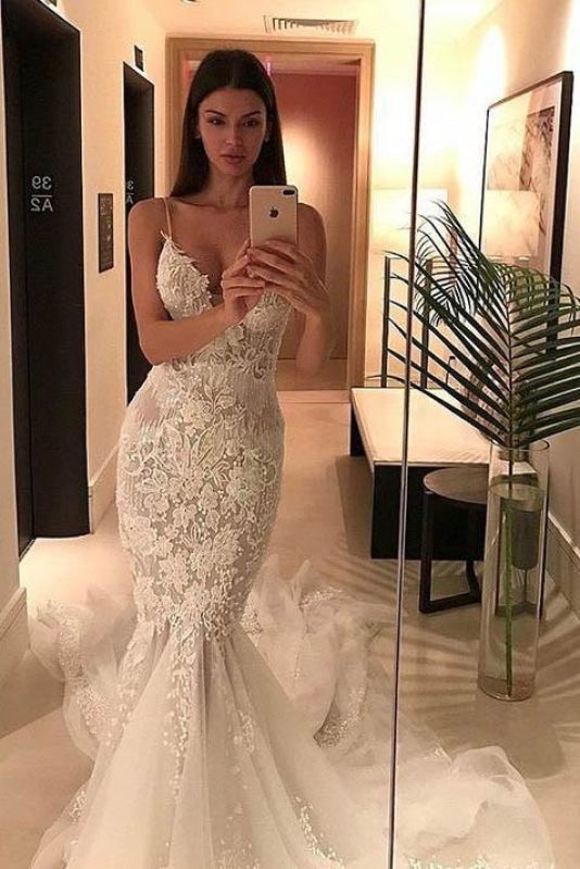 Robe de mariée élégante en tulle à décolleté en V avec bretelles spaghetti et appliqué de sirène délicate