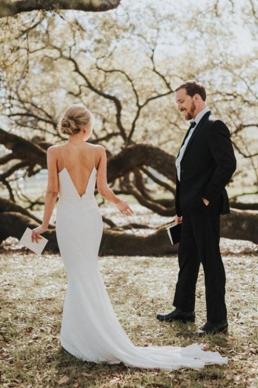 Abiti da sposa eleganti semplici da spiaggia con scollo a V, schiena scoperta, spalline sottili e stile sirena grazioso boho