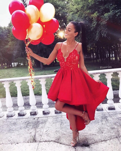 Vestido de fiesta rojo con tirantes finos, corte A, escote en V y encaje