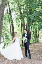 Vestido de Noiva com Alças Finas, Decote em V e Corte em A com Cinto de Cristais