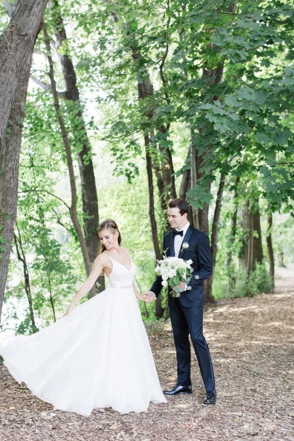 A-Linien-Brautkleid mit Spaghettiträgern, V-Ausschnitt und Kristallgürtel