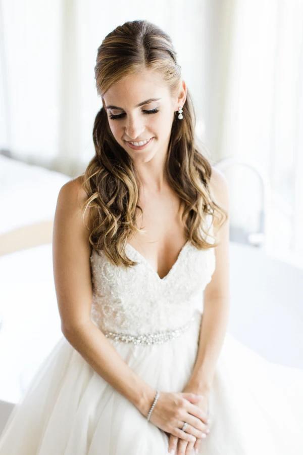 Robe de mariée ligne A à bretelles spaghetti et col en V avec ceinture en cristaux