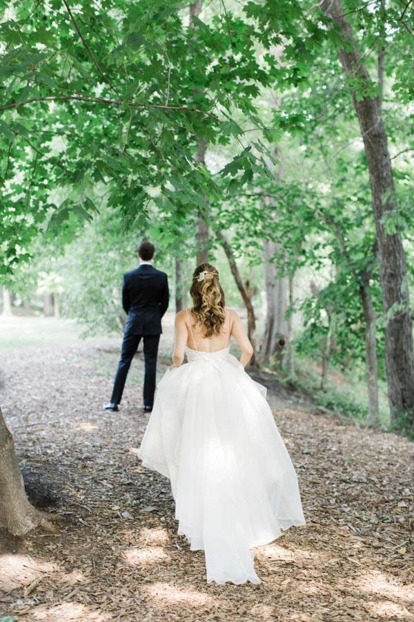 A-Linien-Brautkleid mit Spaghettiträgern, V-Ausschnitt und Kristallgürtel