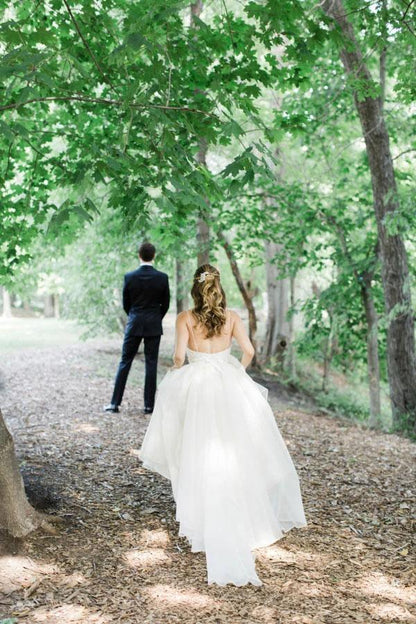 A-Linien-Brautkleid mit Spaghettiträgern, V-Ausschnitt und Kristallgürtel