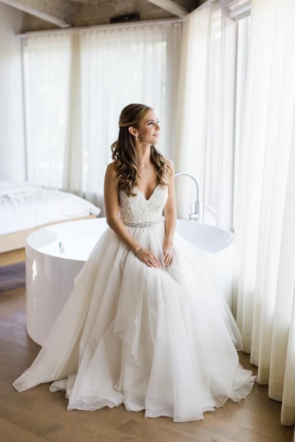 A-Linien-Brautkleid mit Spaghettiträgern, V-Ausschnitt und Kristallgürtel