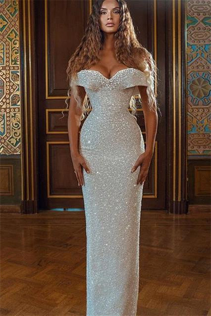 Abito da sera bianco scintillante con paillettes, a colonna, scollatura a spalle scoperte
