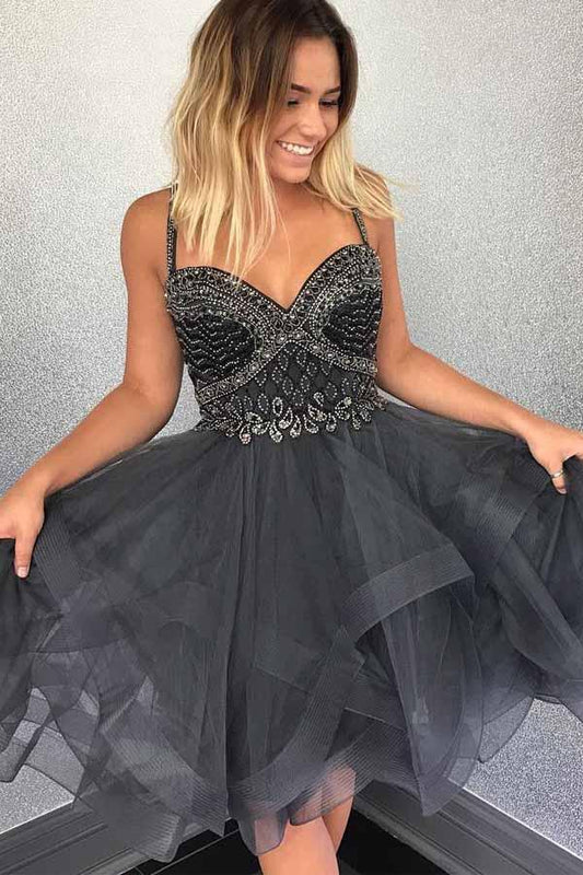Vestido corto de tul gris con cuentas brillantes para el regreso a casa