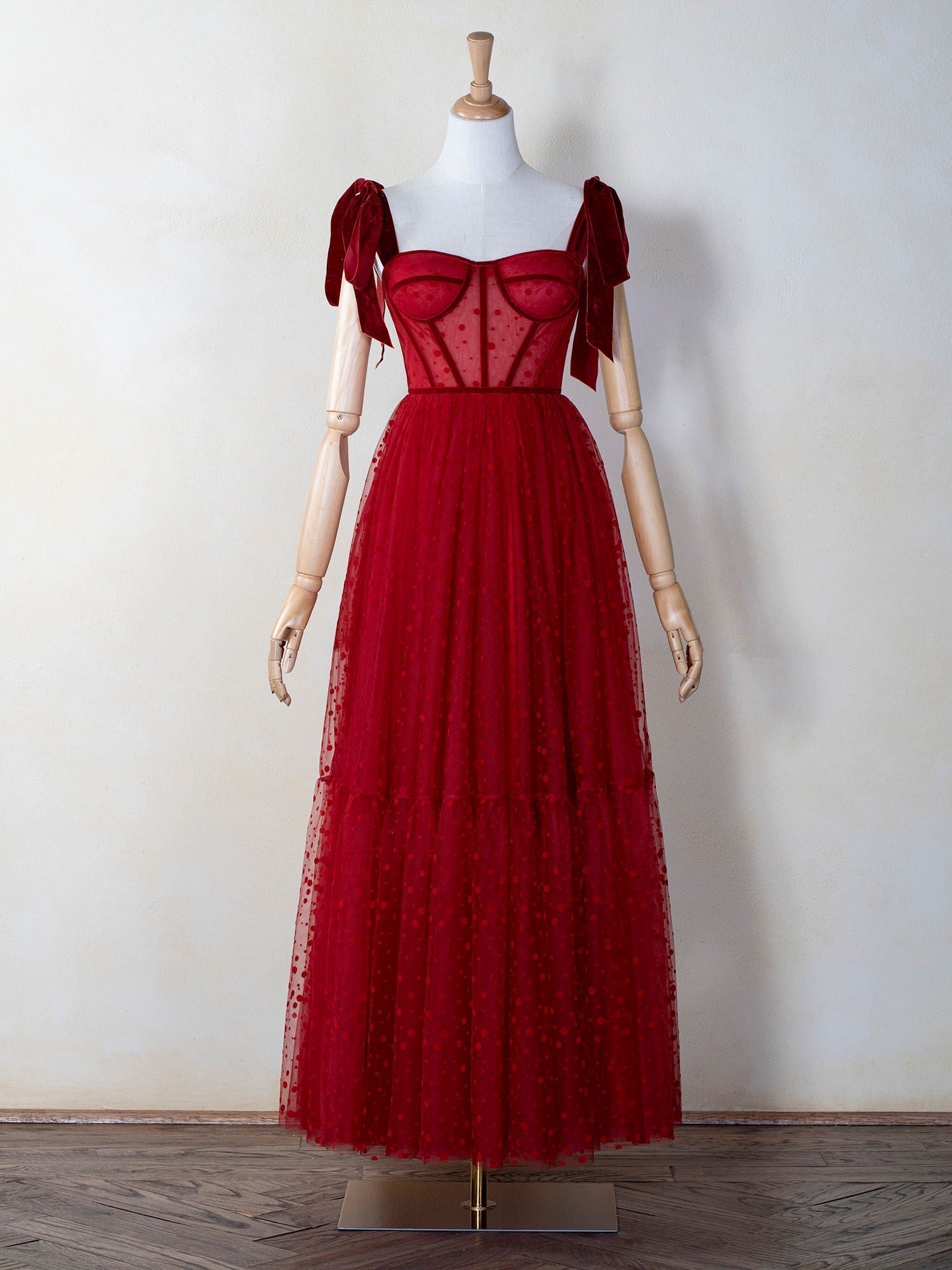 Robe de bal longue en tulle à pois avec corsage cintré