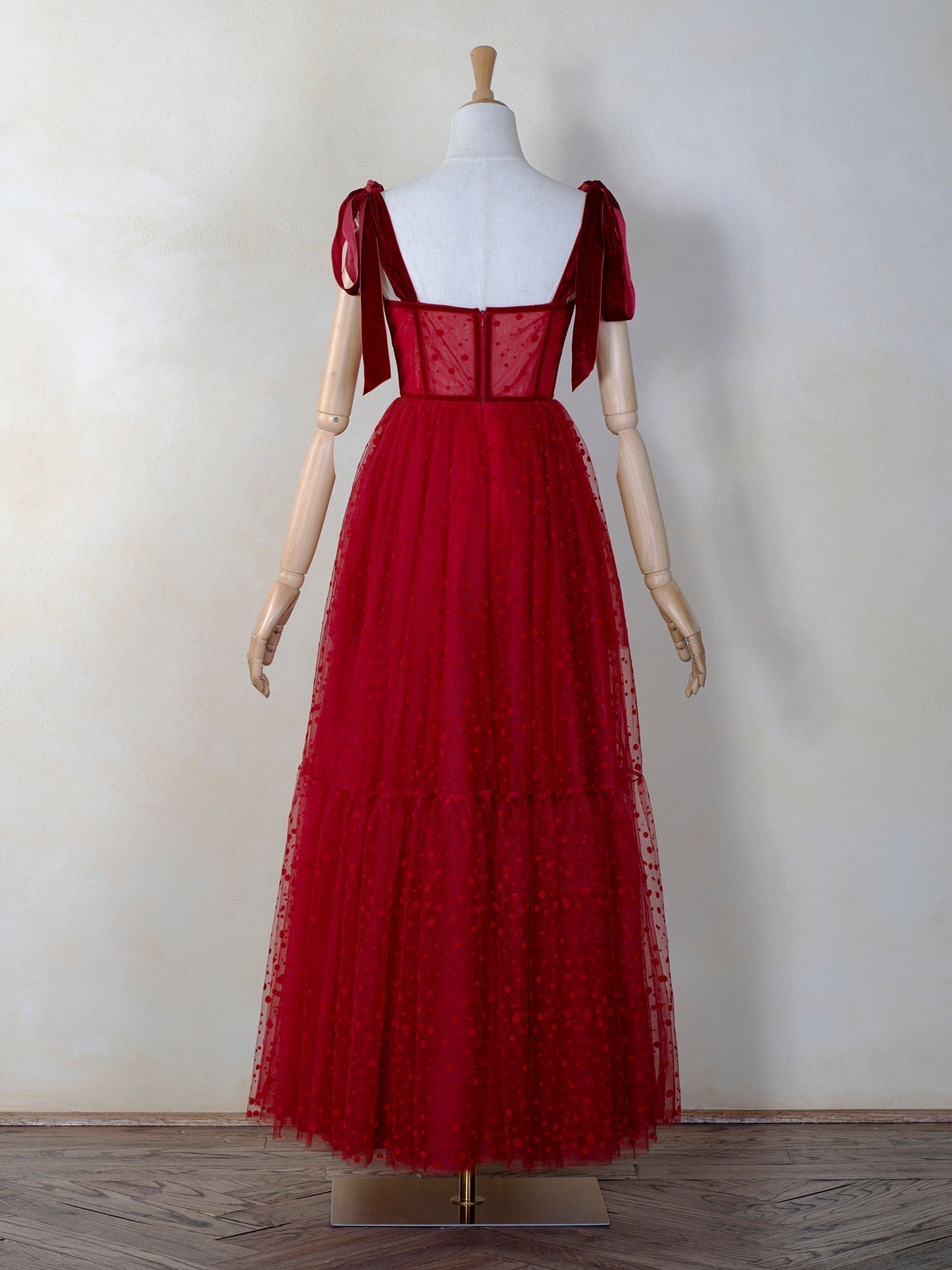 Robe de bal longue en tulle à pois avec corsage cintré