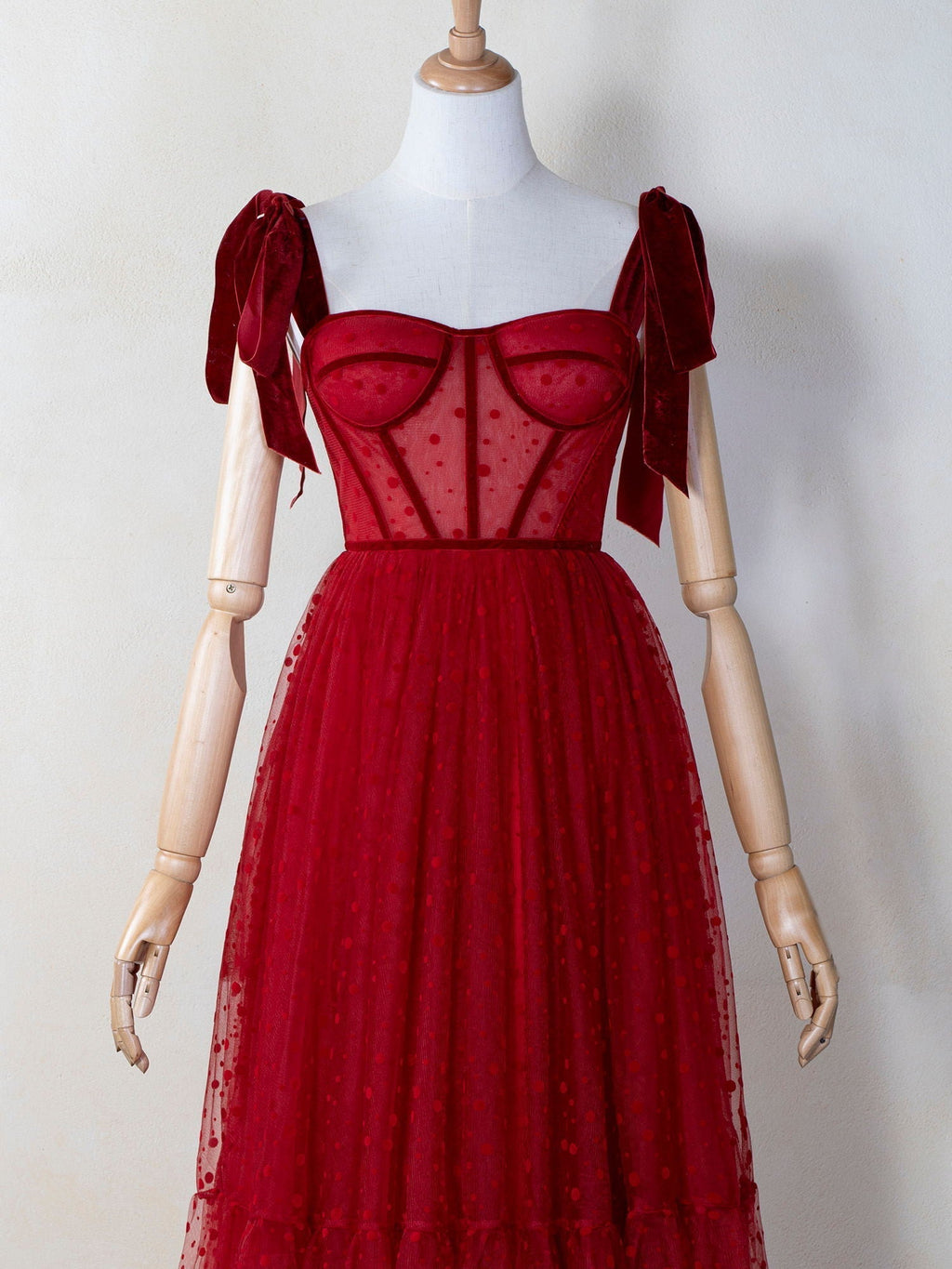 Vestido de Baile Comprido em Tule Pontilhado com Corpete