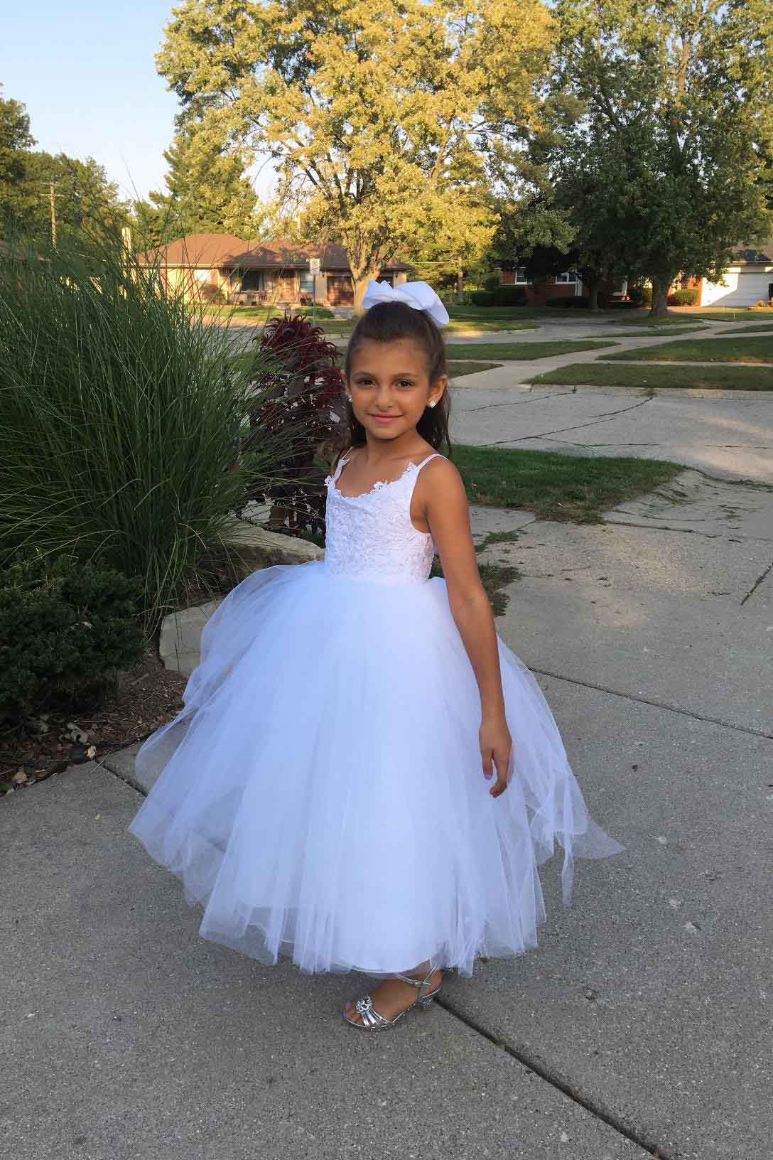 Lace Ball Gown Flower Girls Dress With Square Neckline Sleeveless