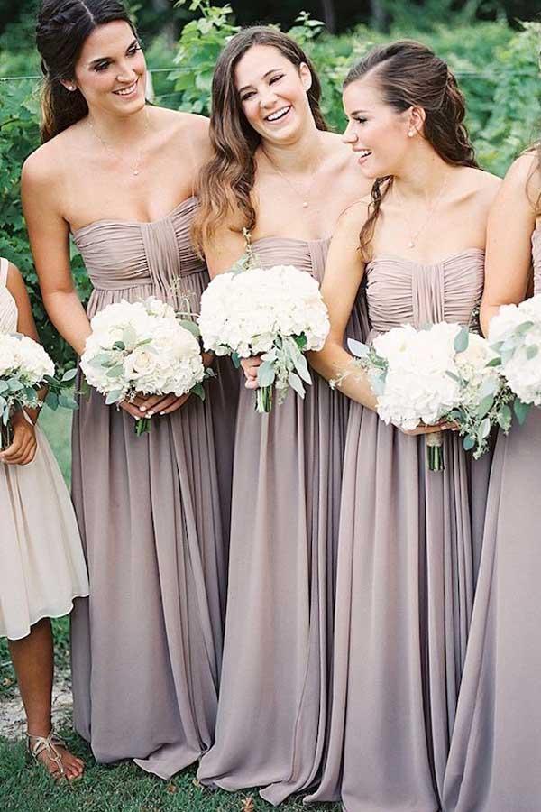 Abito da damigella d'onore grigio in chiffon senza spalline e lungo fino a terra con arricciature BD029