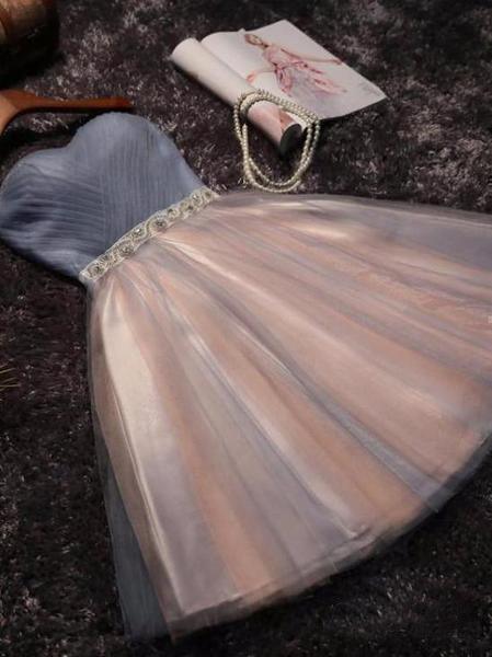 Vestido de fiesta corto rosa ruborizado con escote corazón y sin tirantes