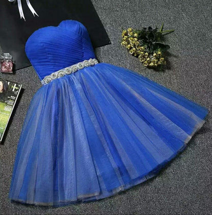 Vestido de fiesta corto rosa ruborizado con escote corazón y sin tirantes
