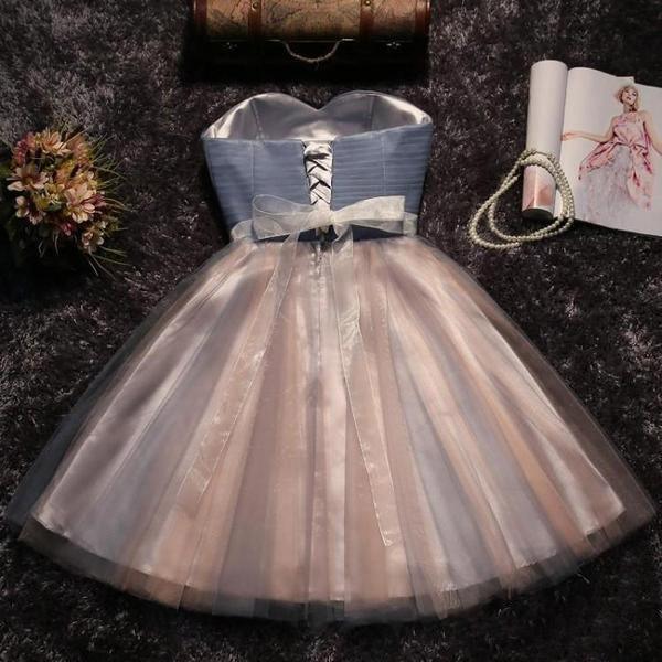Vestido de fiesta corto rosa ruborizado con escote corazón y sin tirantes