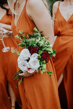 Vestido de Dama de Honra em Chiffon Laranja com Alças, Decote em V e Corte em A com Fenda BD064