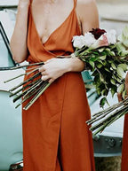 Vestido de Dama de Honra em Chiffon Laranja com Alças, Decote em V e Corte em A com Fenda BD064